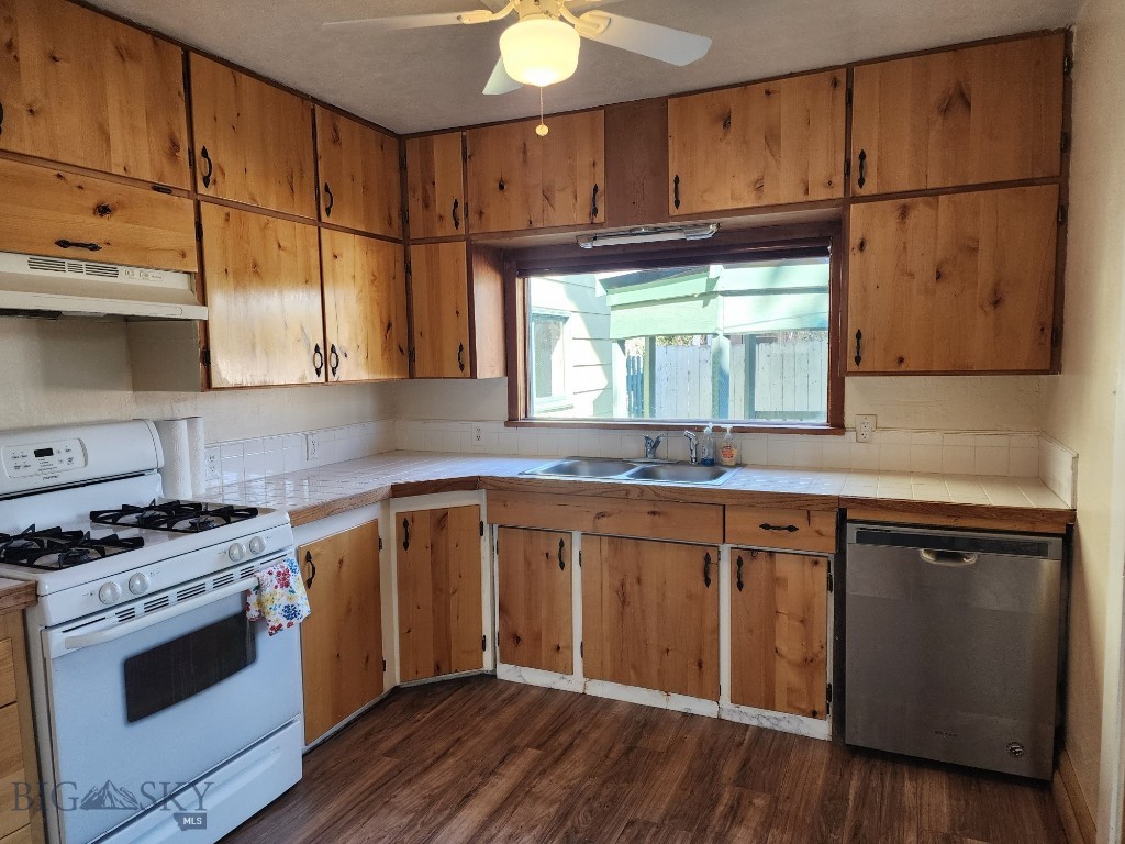 406 1st W Property Photo 23