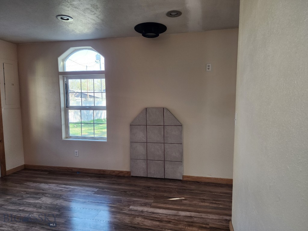 406 1st W Property Photo 25