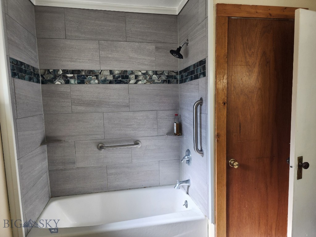 406 1st W Property Photo 29