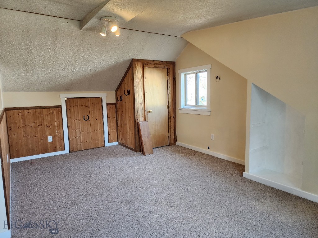 406 1st W Property Photo 31