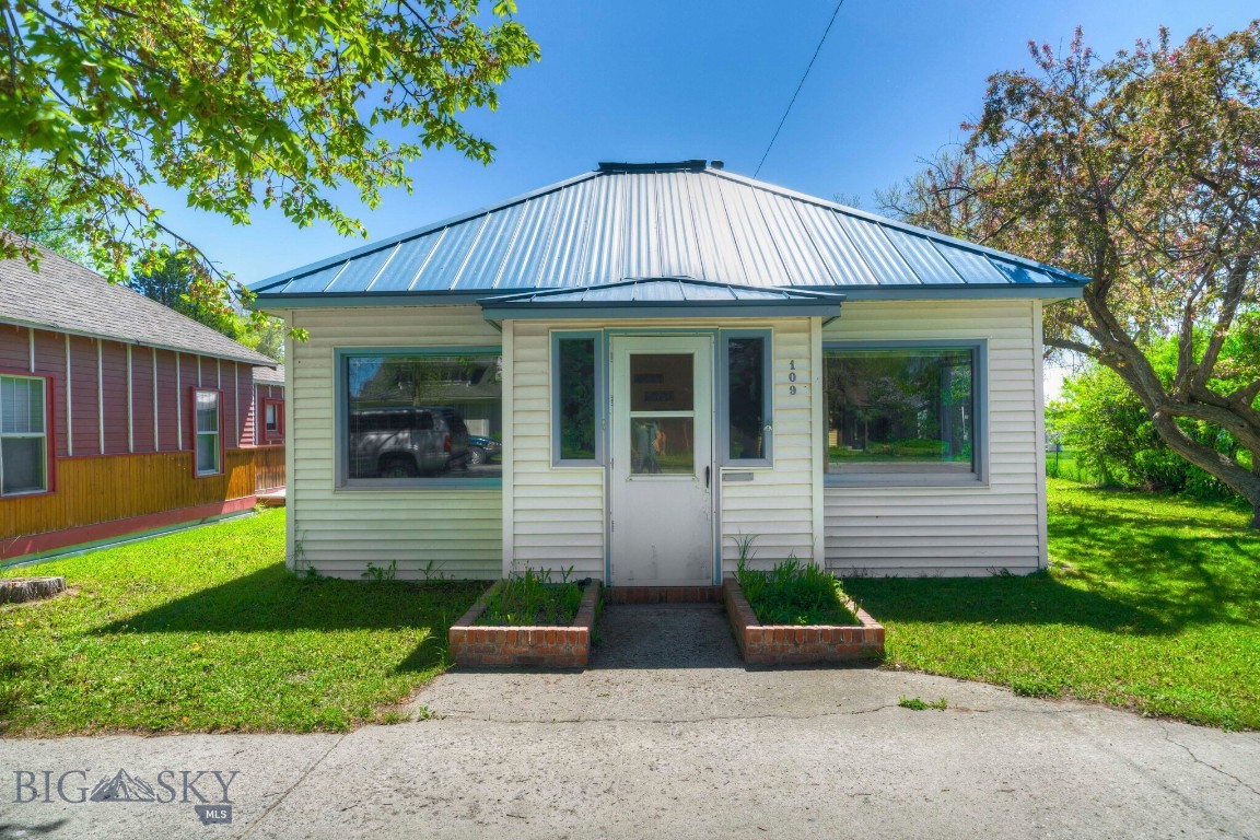 109 N Broadway Property Photo 1
