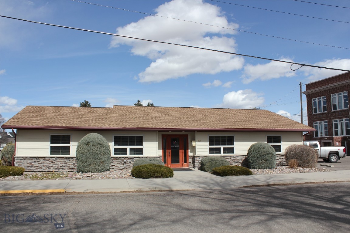 221 E Reeder Property Photo 1