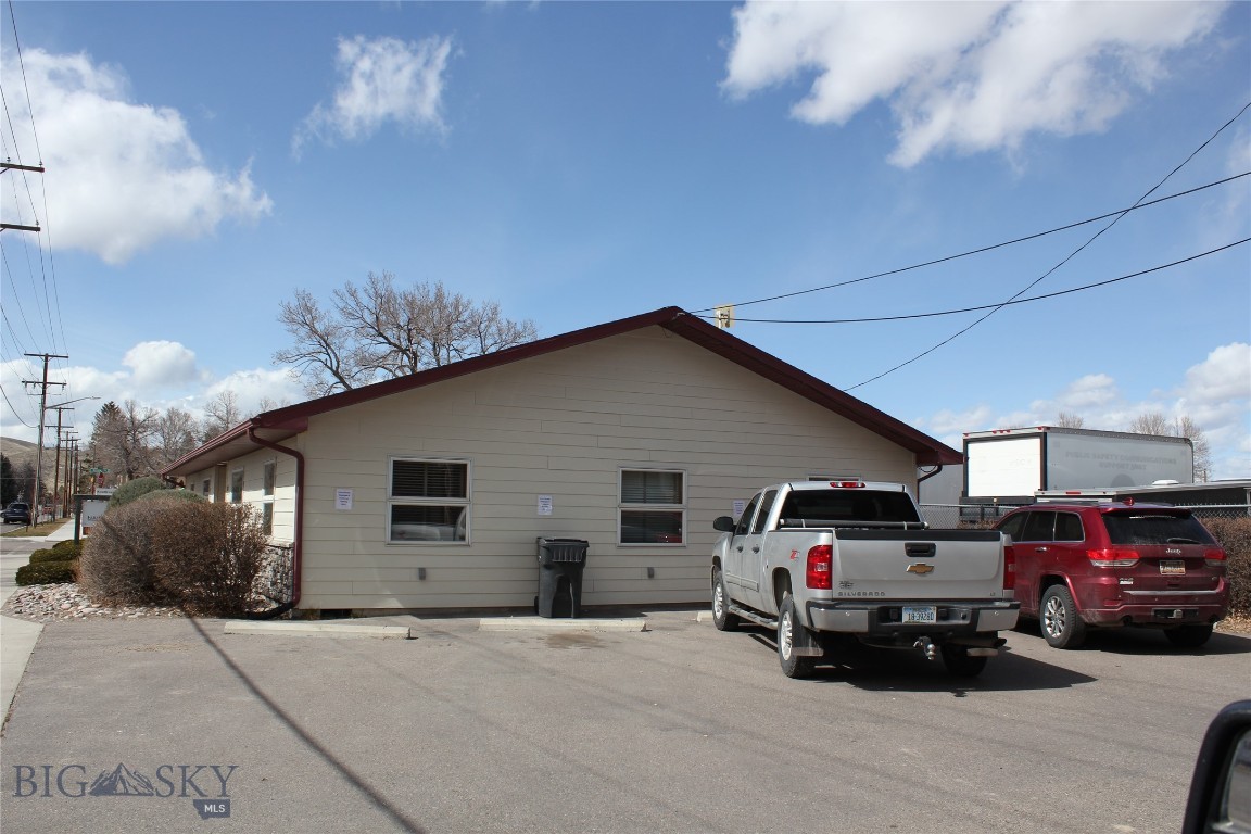 221 E Reeder Property Photo 3