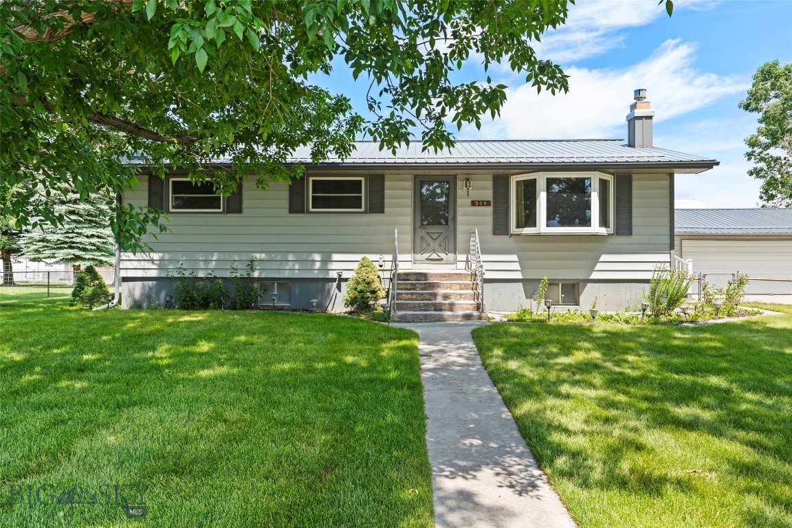 509 1st E Property Photo 1