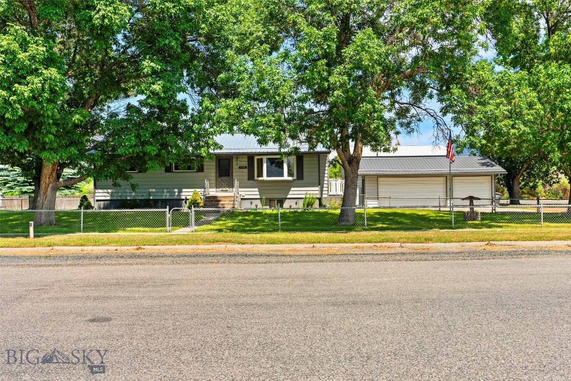 509 1st E Property Photo 2