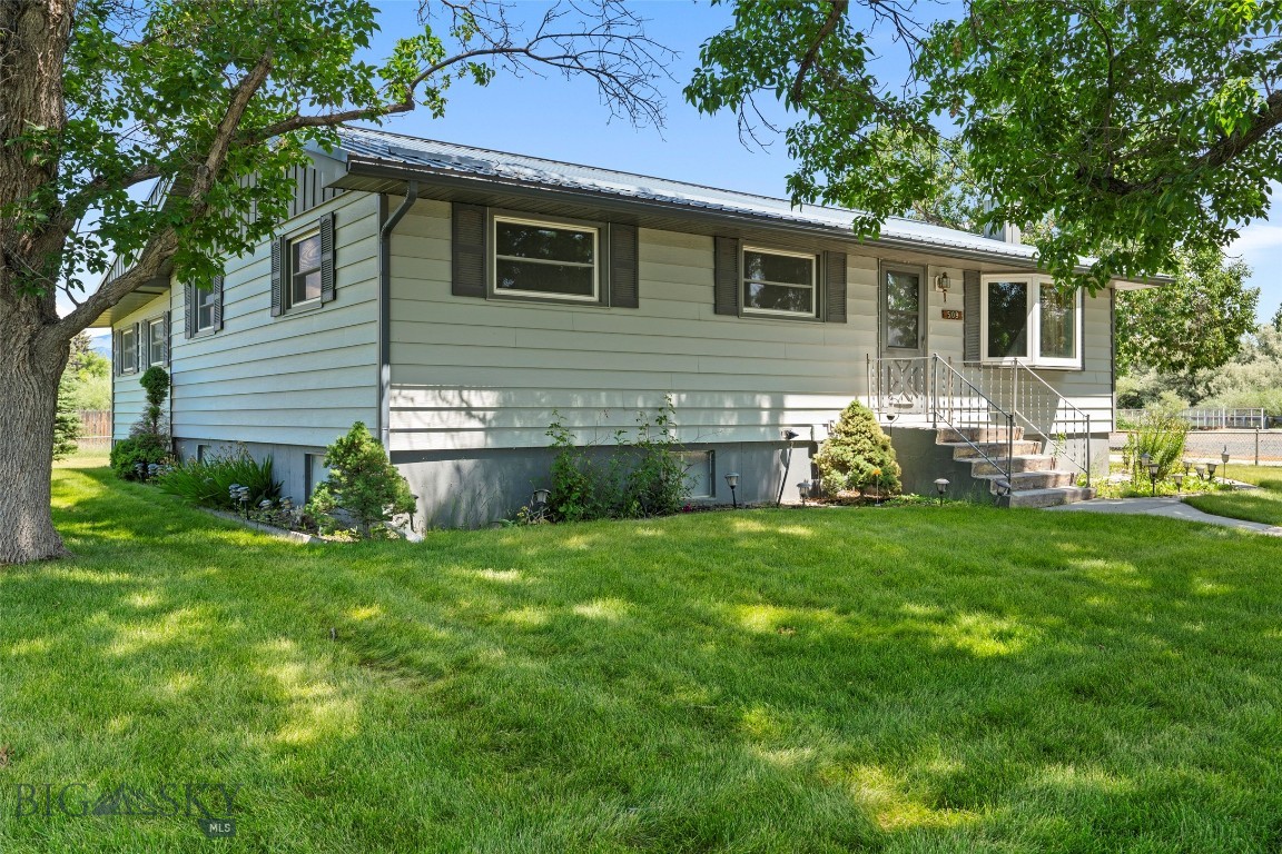 509 1st E Property Photo 3