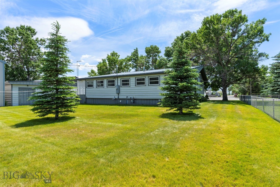 509 1st E Property Photo 4