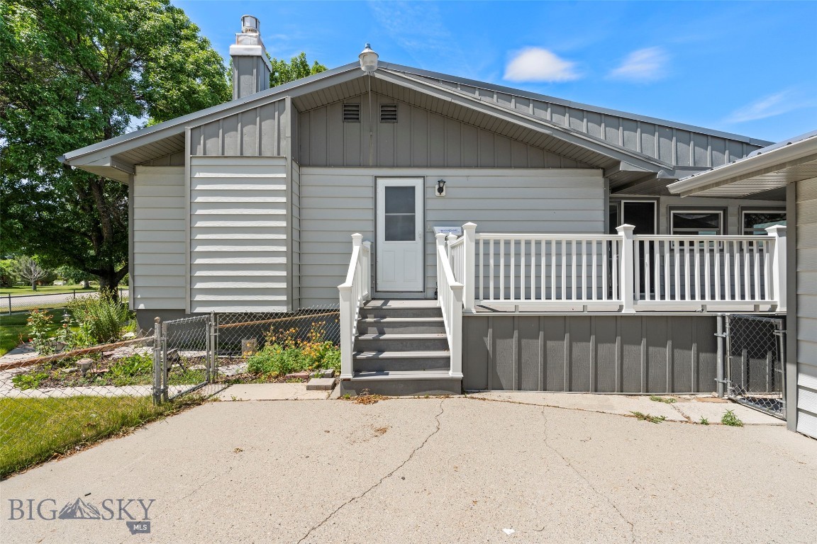 509 1st E Property Photo 5