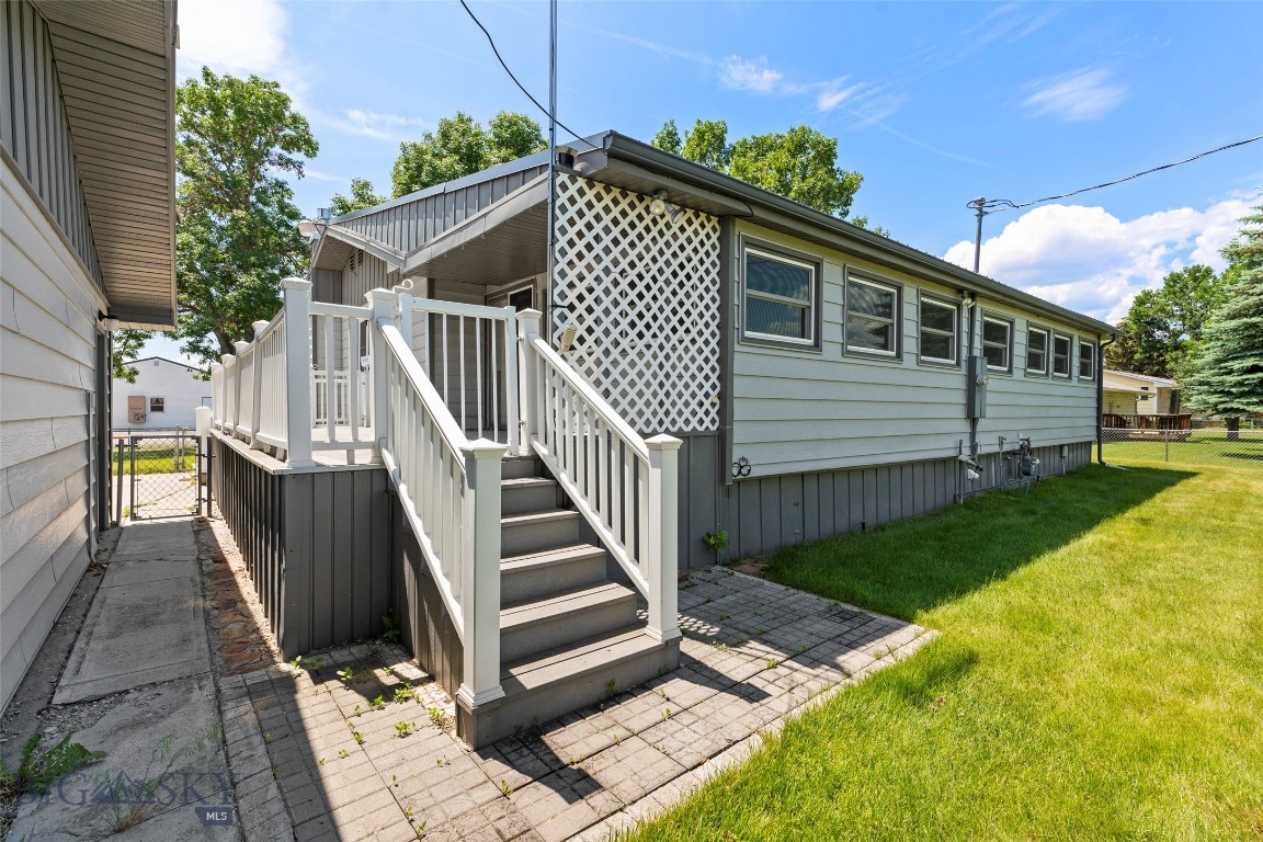 509 1st E Property Photo 6