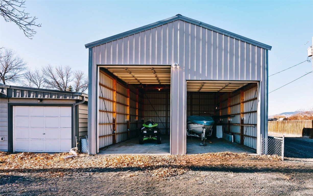 509 1st E Property Photo 18