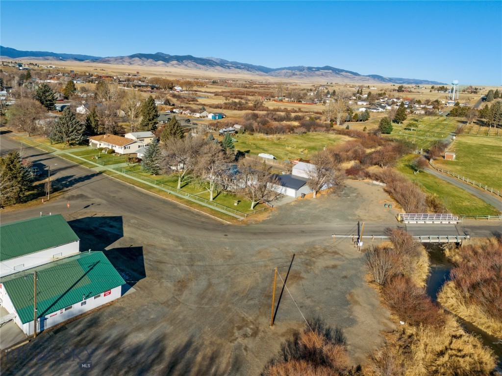 509 1st E Property Photo 21