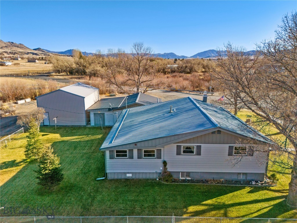 509 1st E Property Photo 26