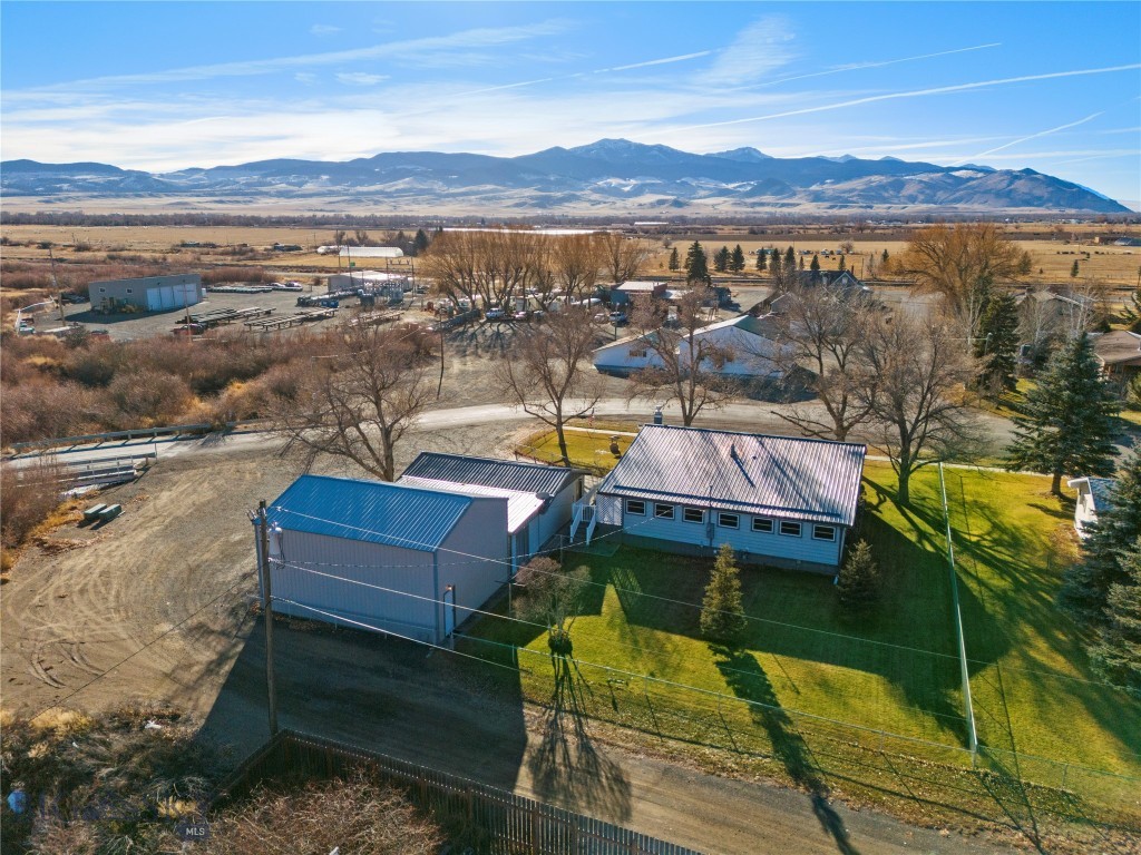 509 1st E Property Photo 28