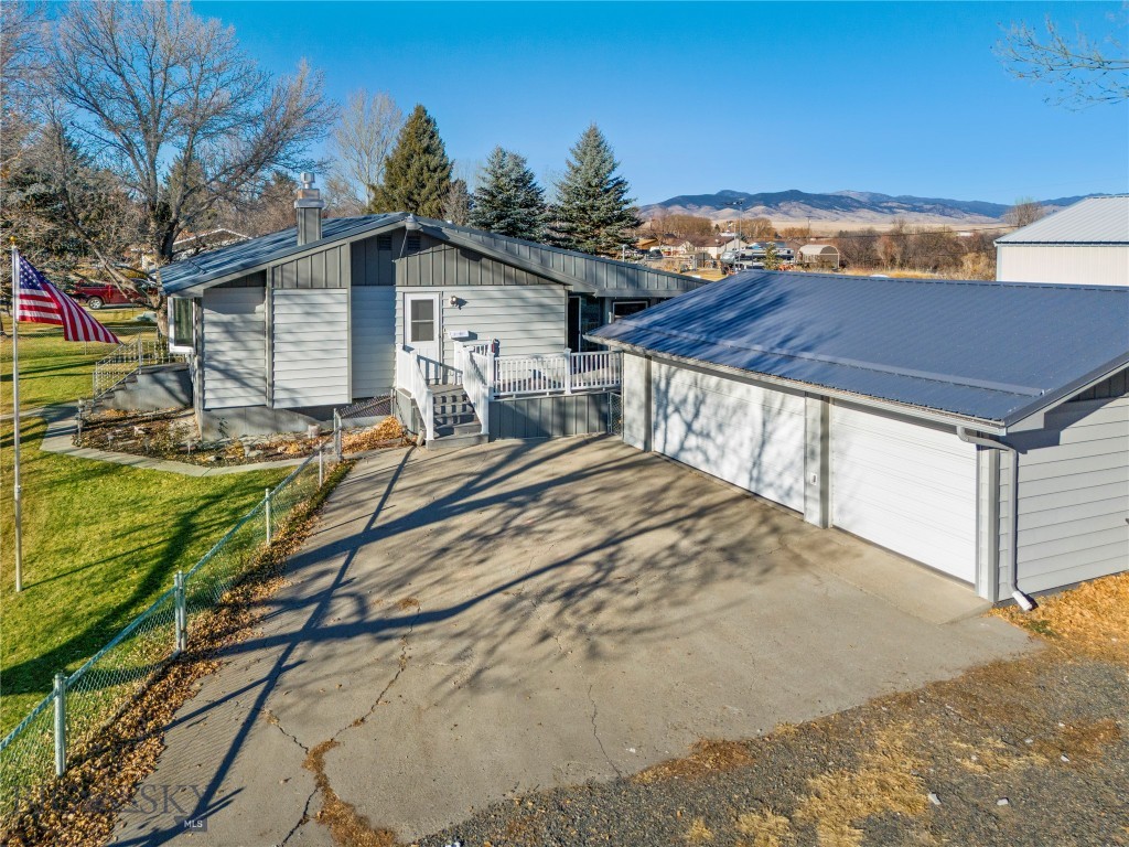 509 1st E Property Photo 30