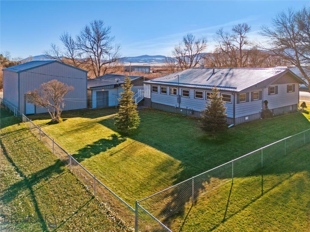 509 1st E Property Photo 31