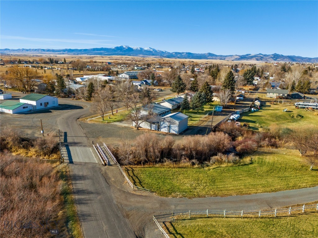 509 1st E Property Photo 32