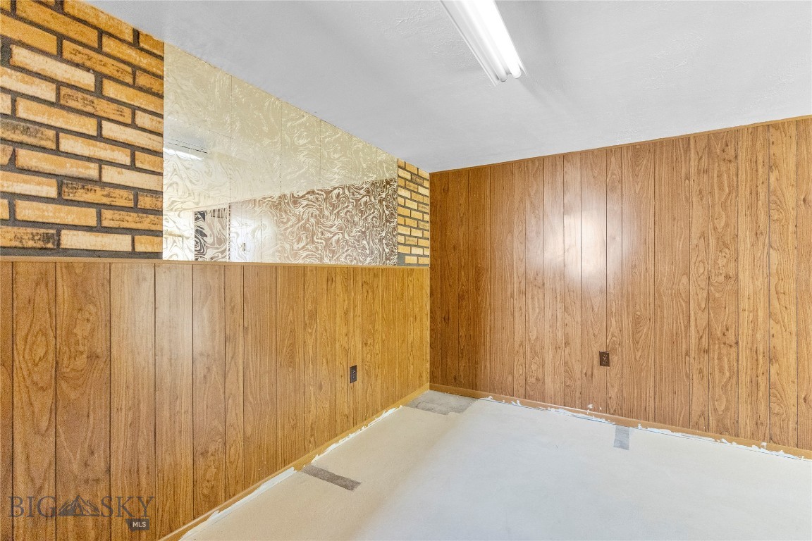 509 1st E Property Photo 42