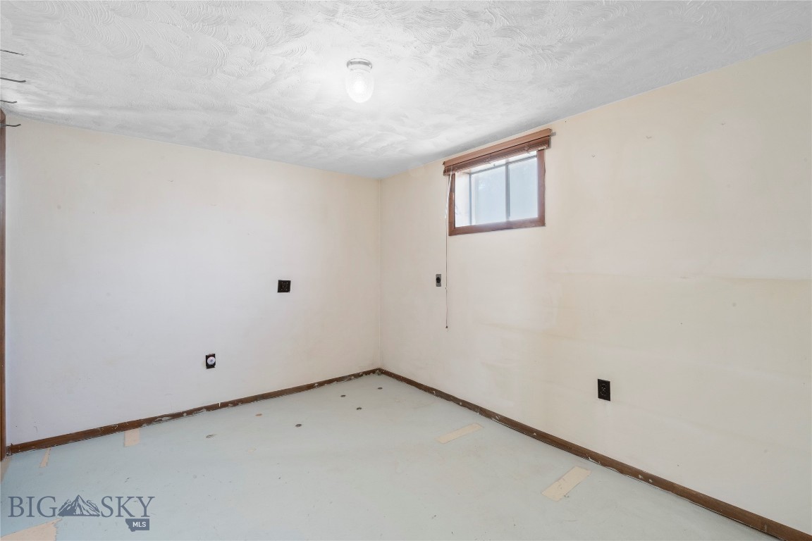 509 1st E Property Photo 43