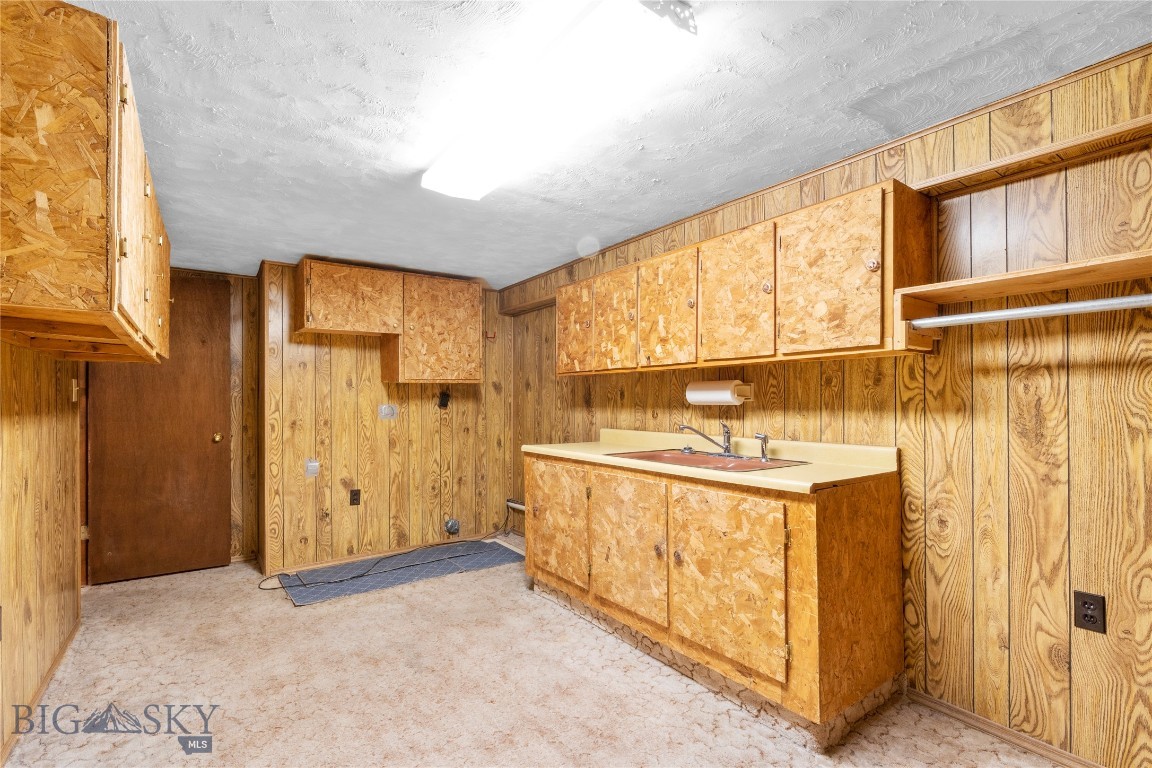 509 1st E Property Photo 44