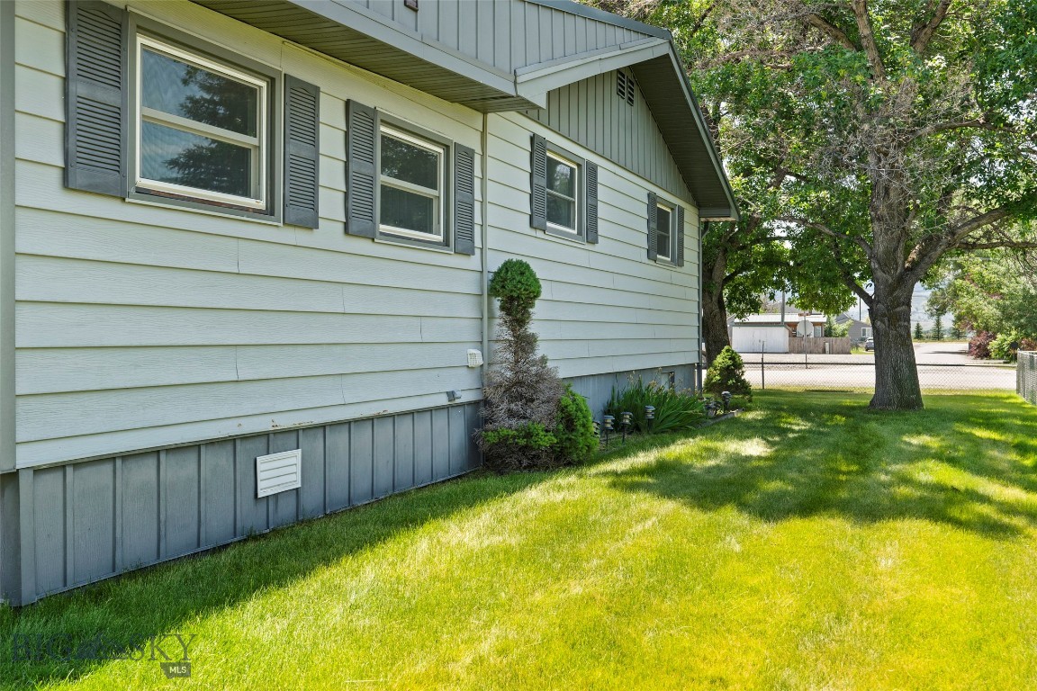509 1st E Property Photo 54