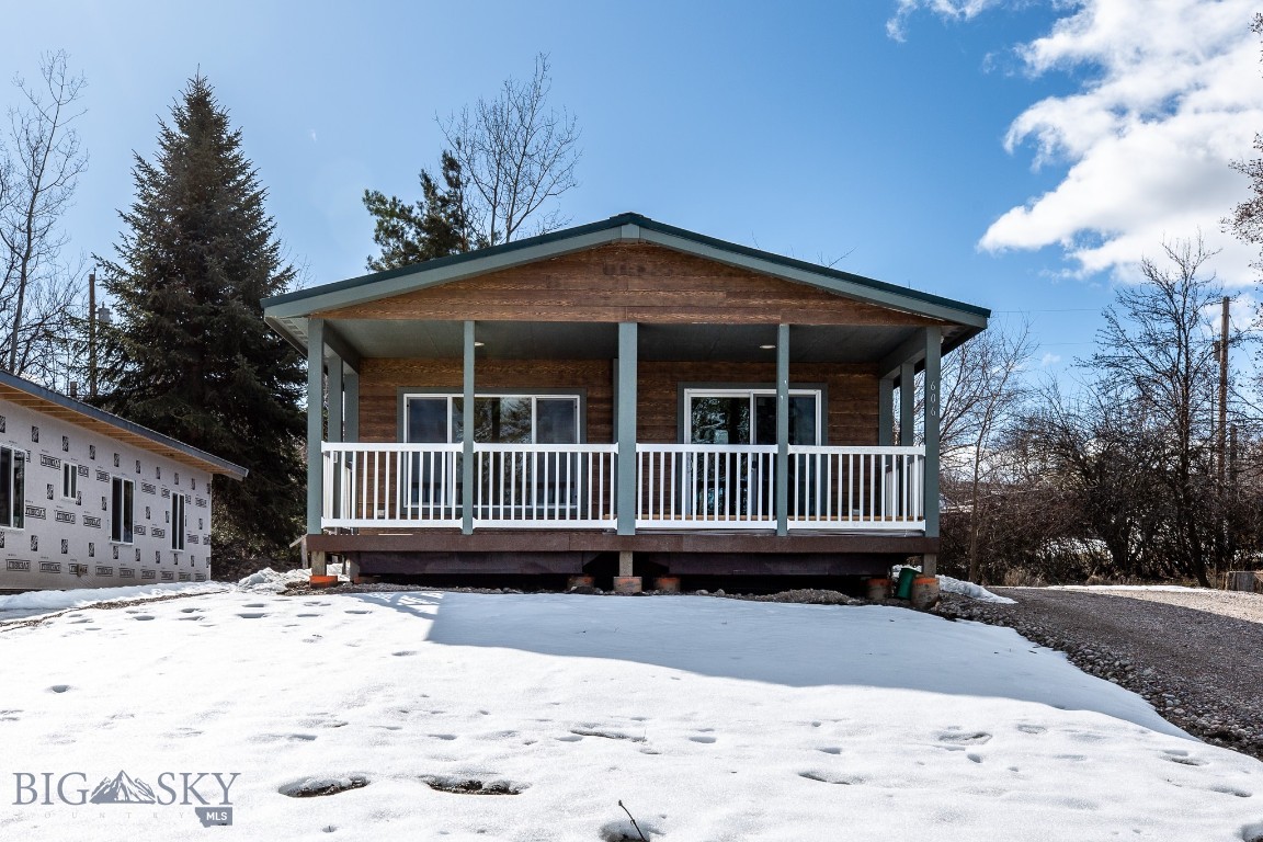 606 13th Avenue E Property Photo