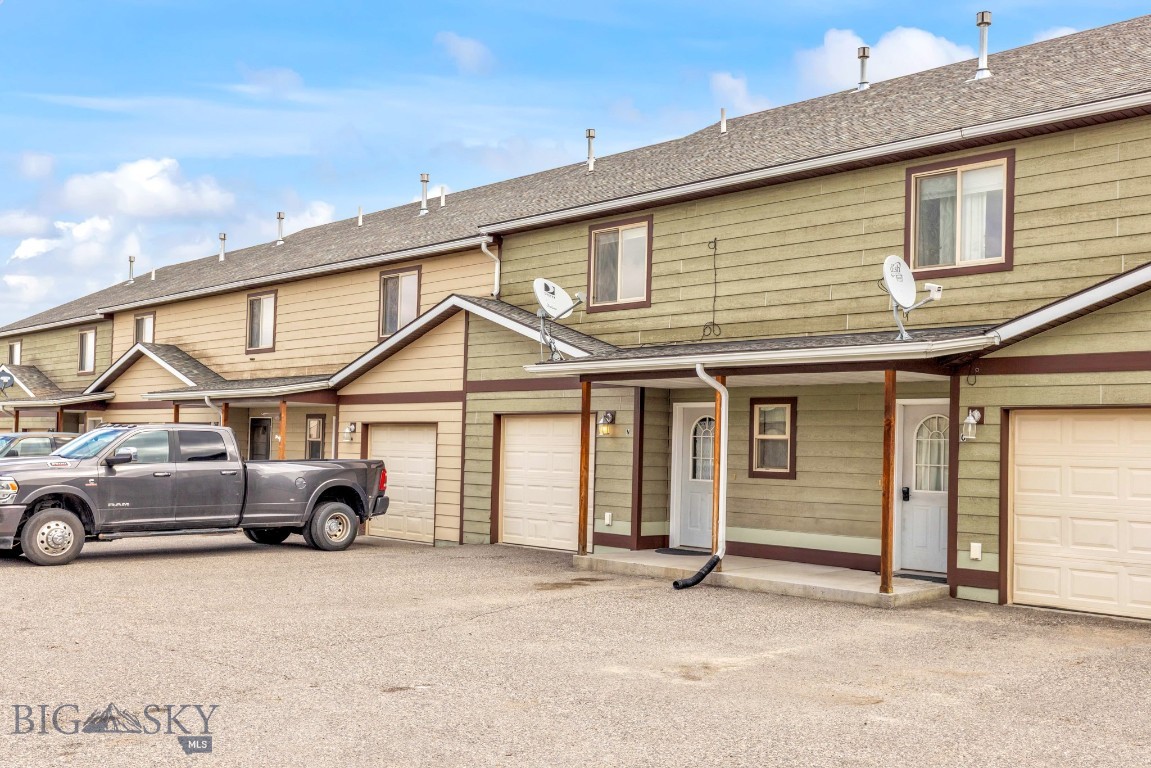 1010 Cruiser Lane N Property Photo 3