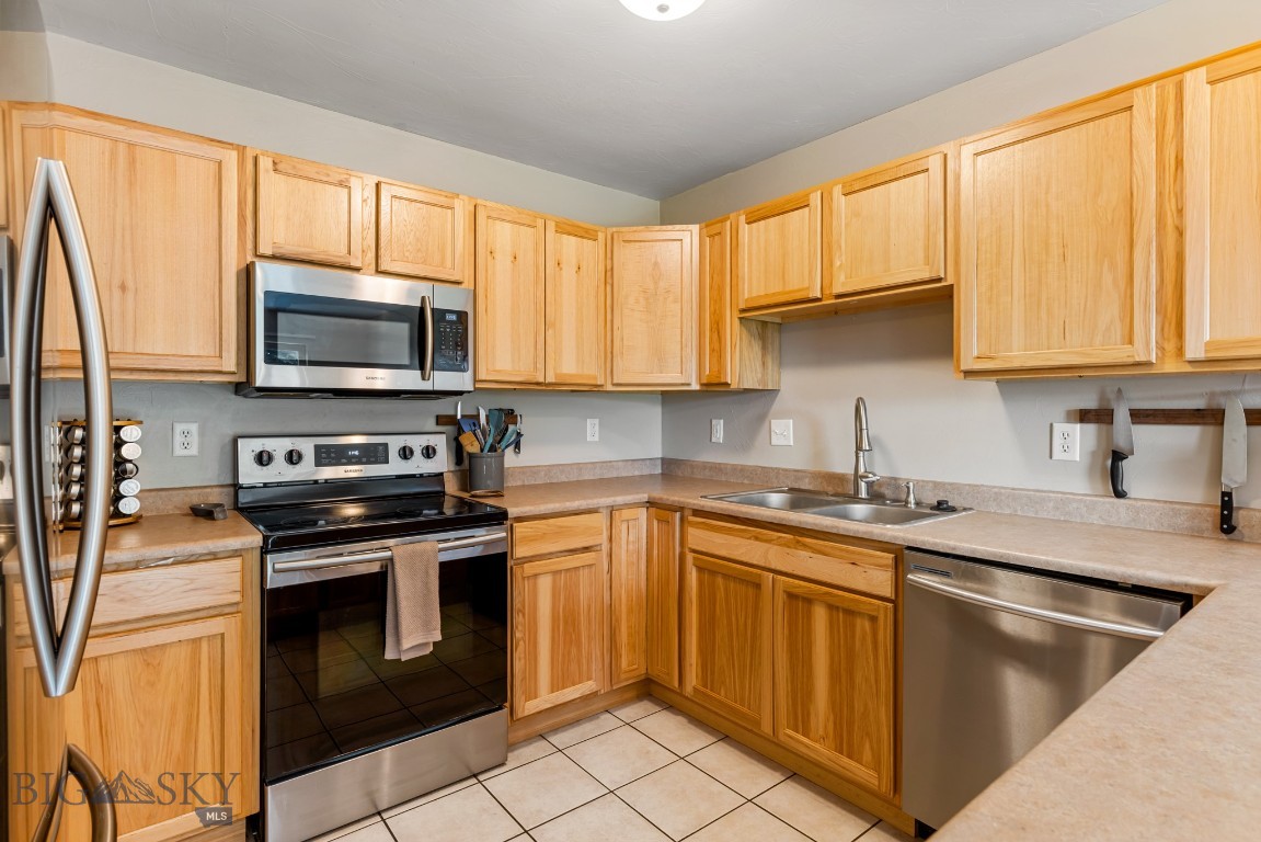 1010 Cruiser Lane N Property Photo 11