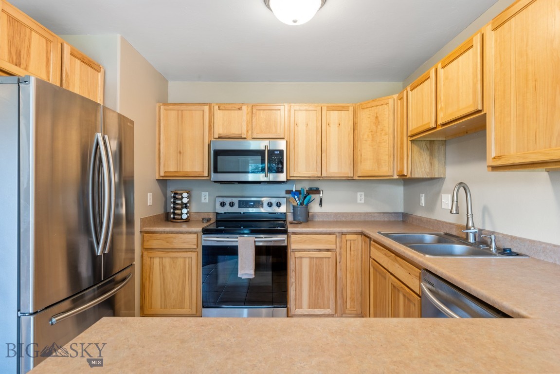 1010 Cruiser Lane N Property Photo 12