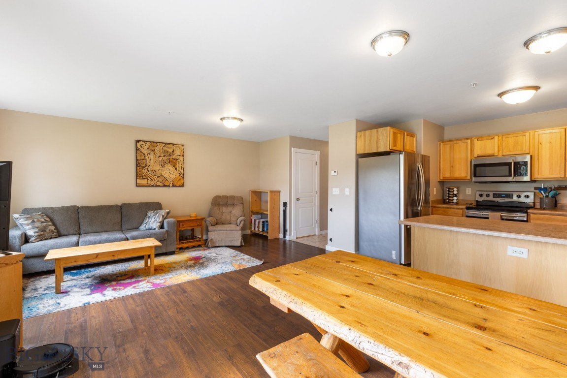 1010 Cruiser Lane N Property Photo 13