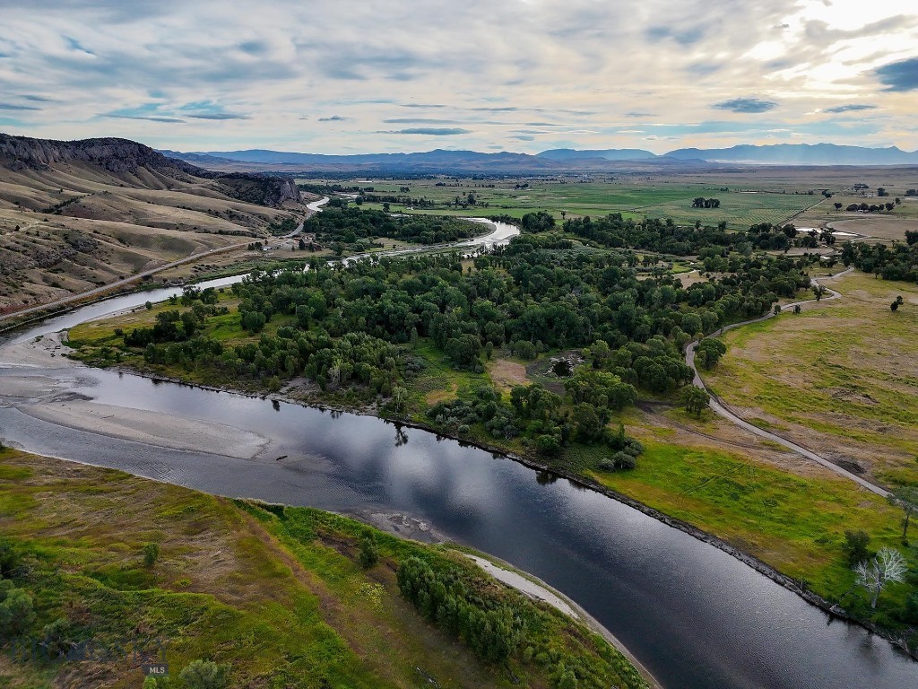 5211 Old Yellowstone Trail Property Photo 3