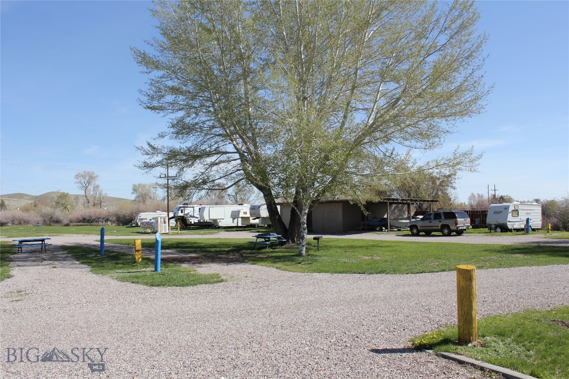 735 W Park Property Photo 4