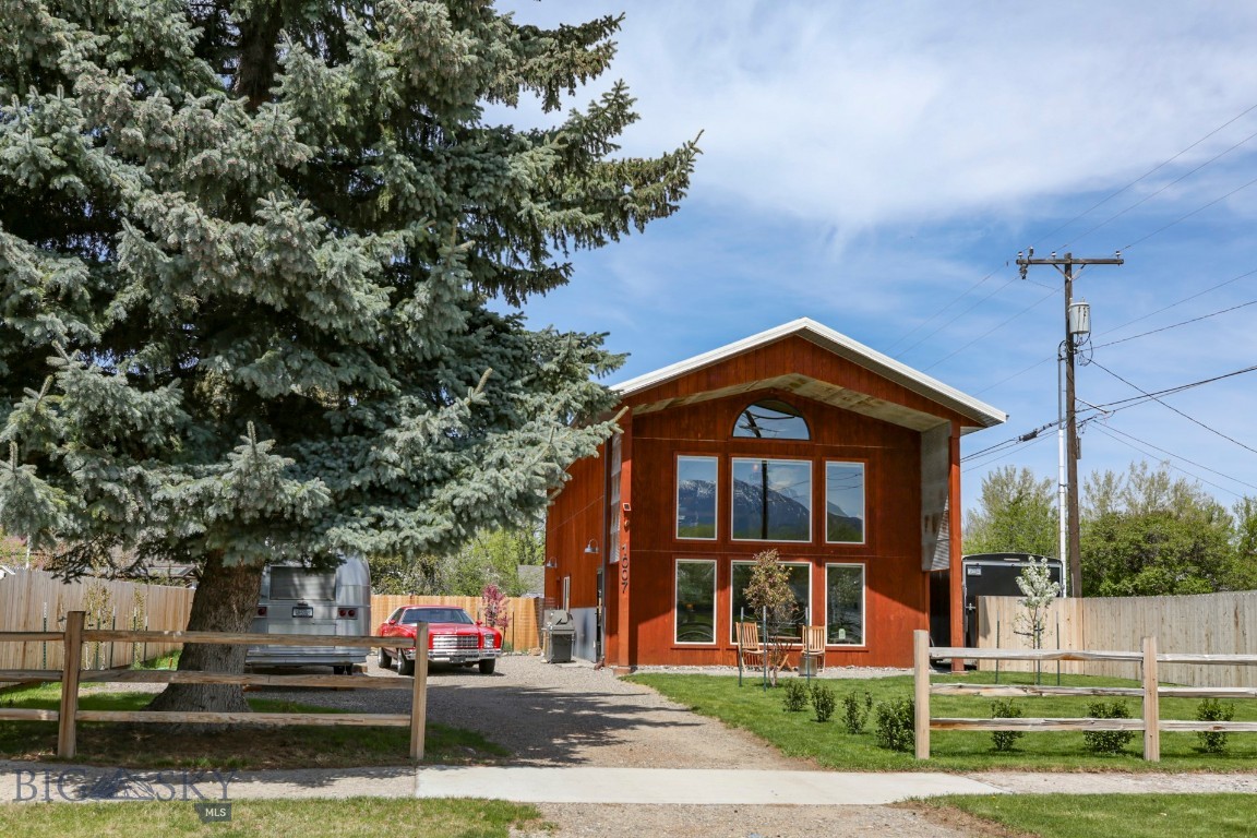 1007 E Geyser Property Photo 1