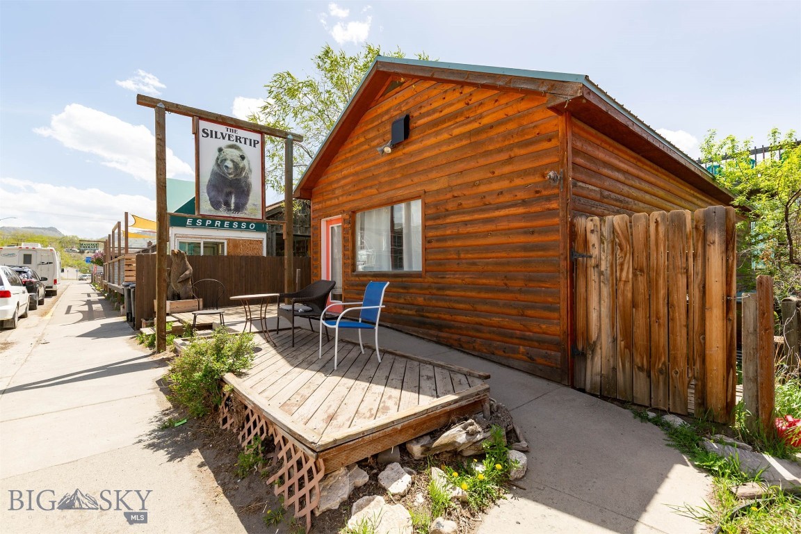 505 Scott Street W Property Photo 1
