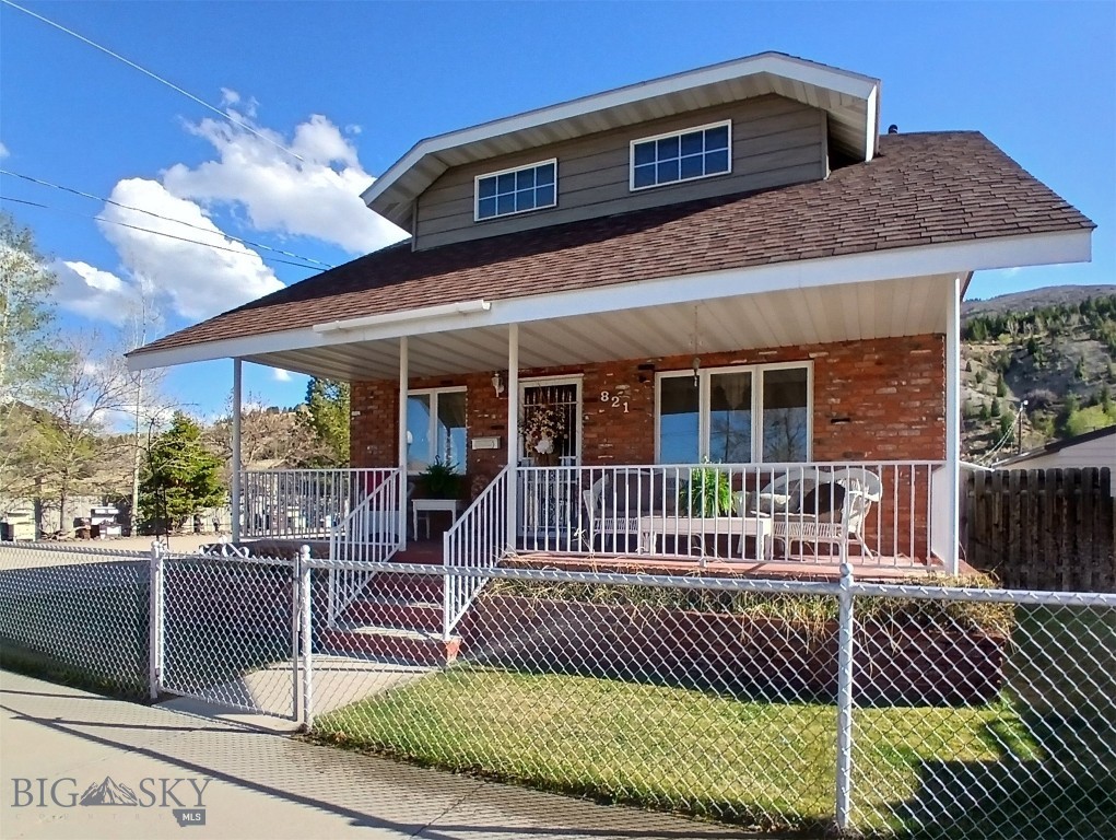 821 E 6th Street Property Photo 1