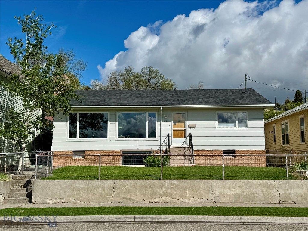 205 E Chinook St Property Photo 1