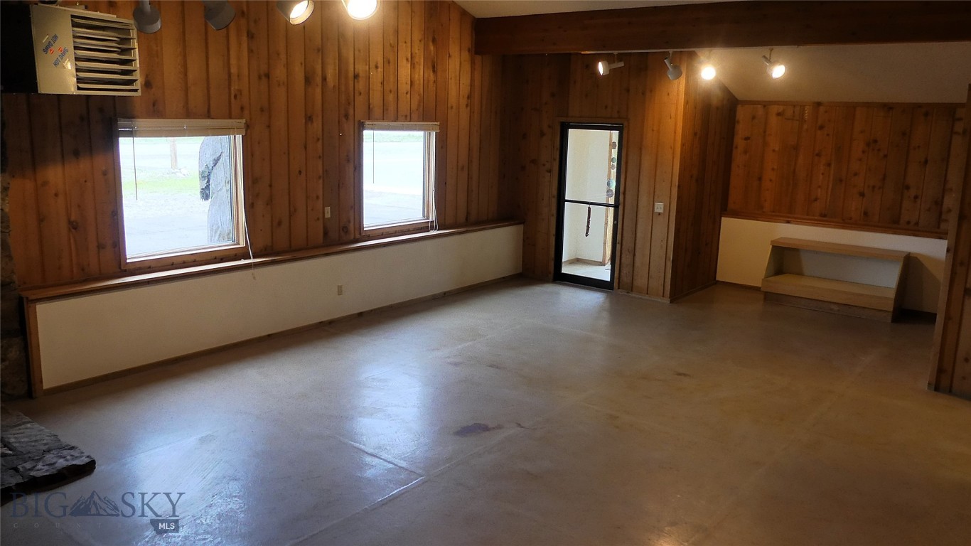 519 W 1st Street Property Photo 9