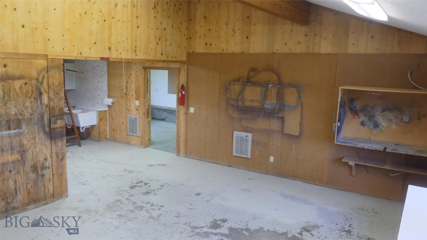 519 W 1st Street Property Photo 17