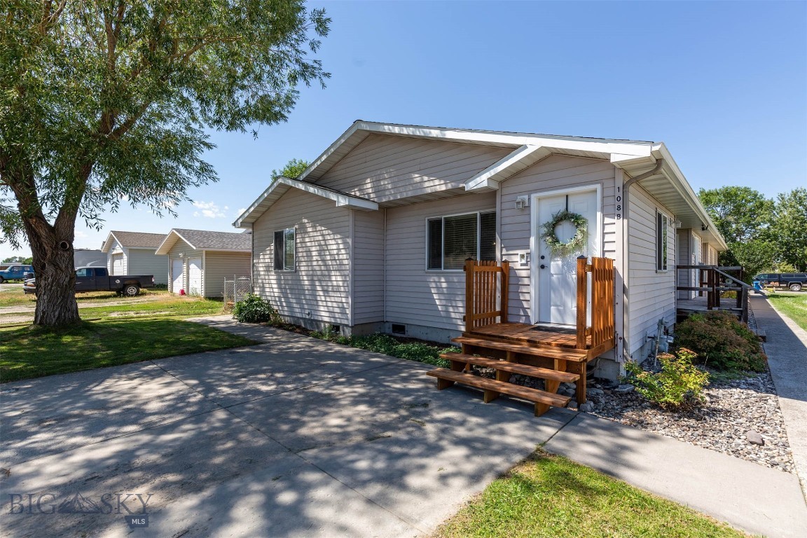 108 10th Street B Property Photo 1