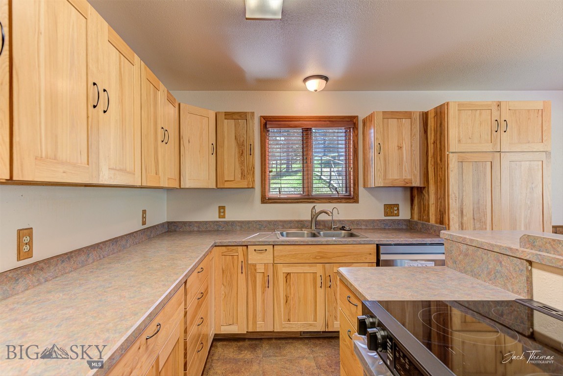 854 State Highway 282 Property Photo 13