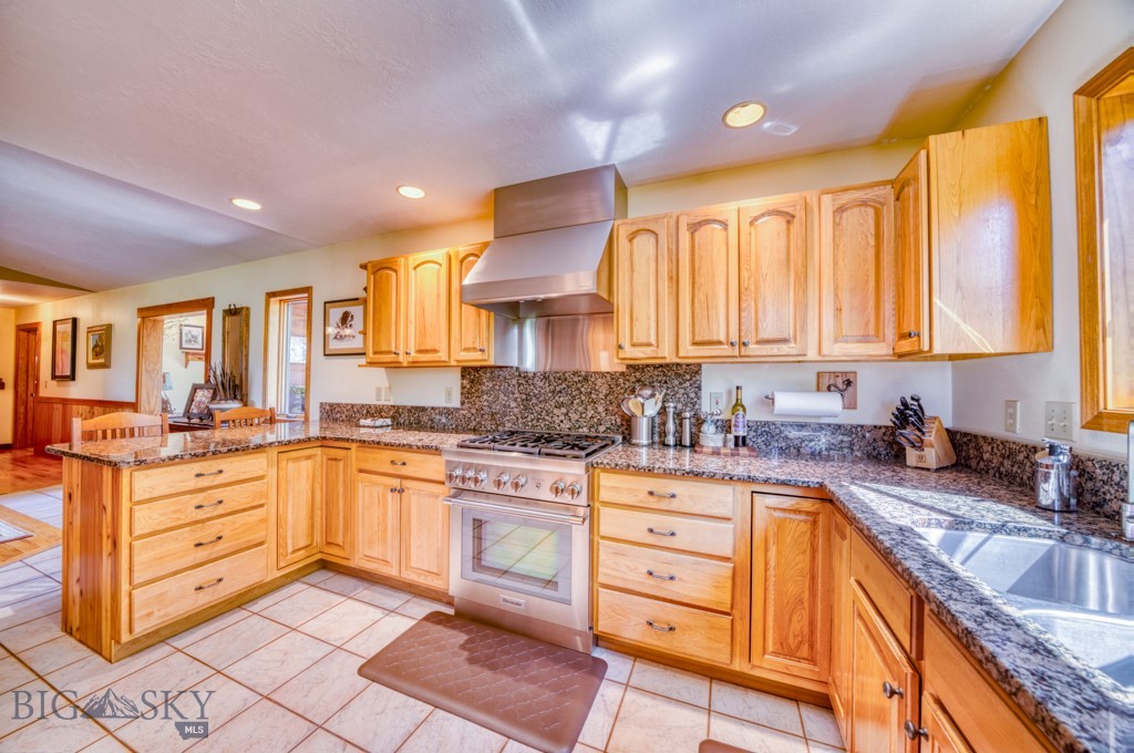 886 Wierda Way Property Photo 3