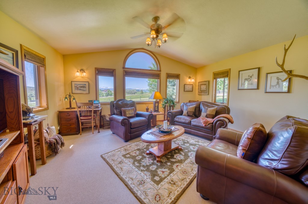 886 Wierda Way Property Photo 16
