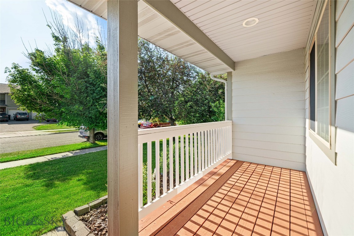 944 Forest Glen Drive Property Photo 3