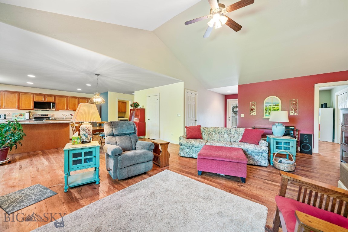 944 Forest Glen Drive Property Photo 8