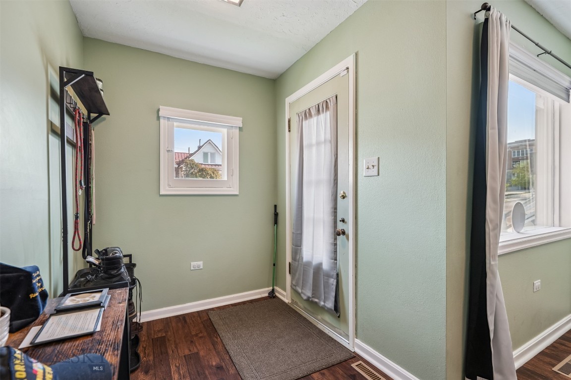 1046 W Park Street Property Photo 9