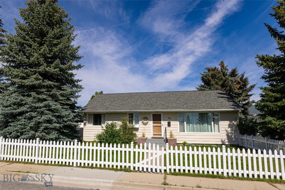306 Juniper Street Property Photo 1
