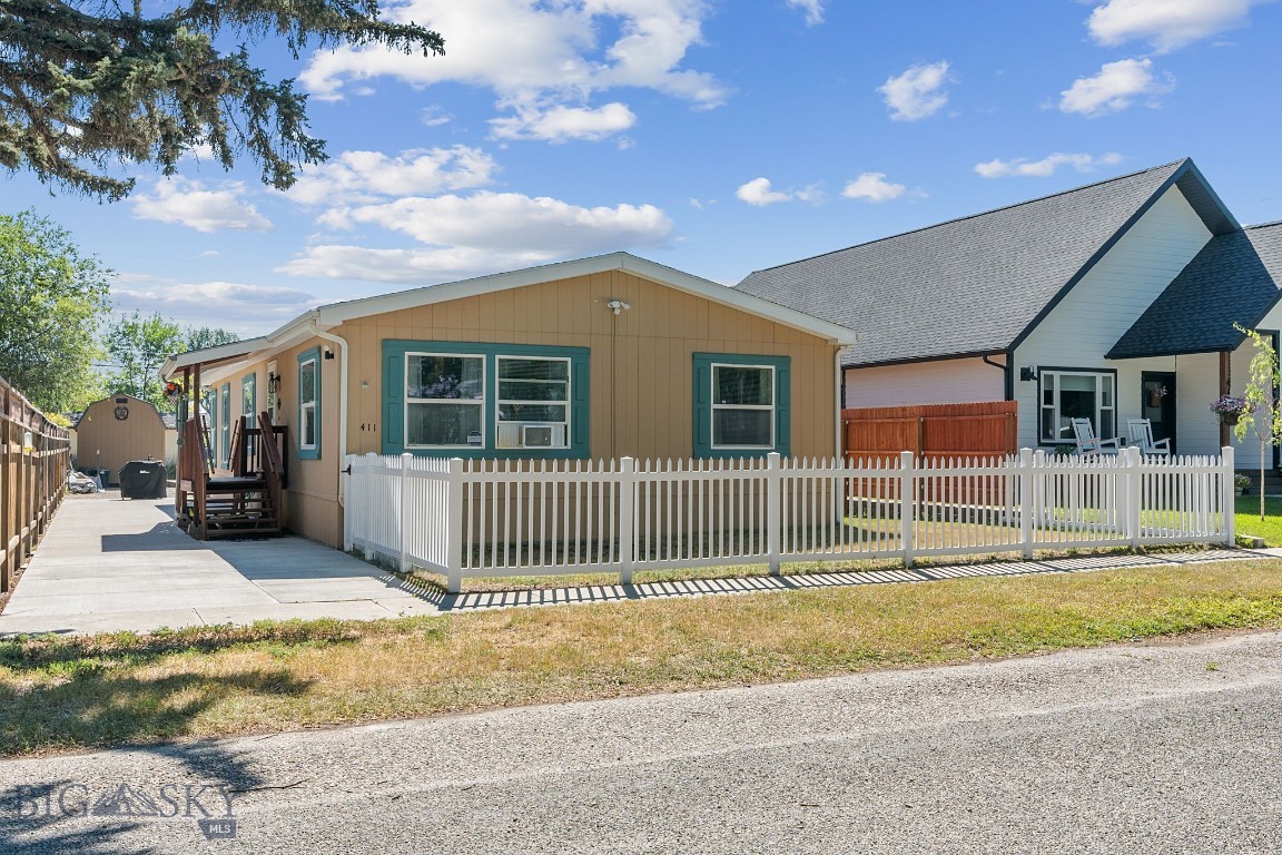 411 3rd Avenue E Property Photo 1