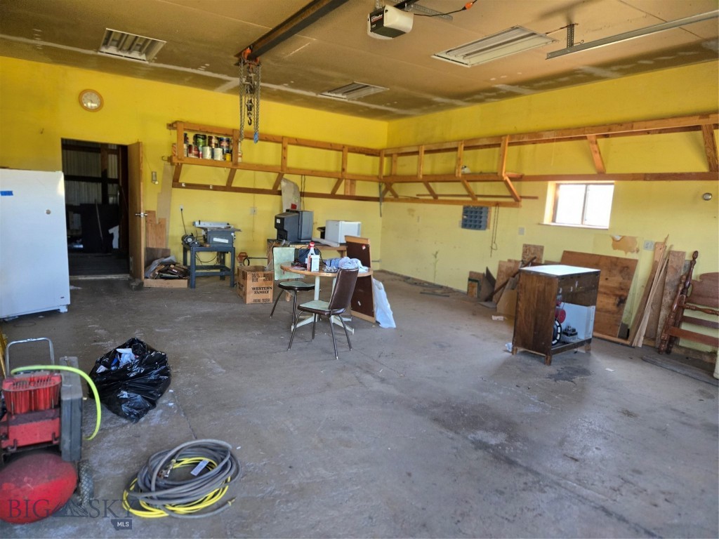 8050 S Leverich Road Property Photo 4
