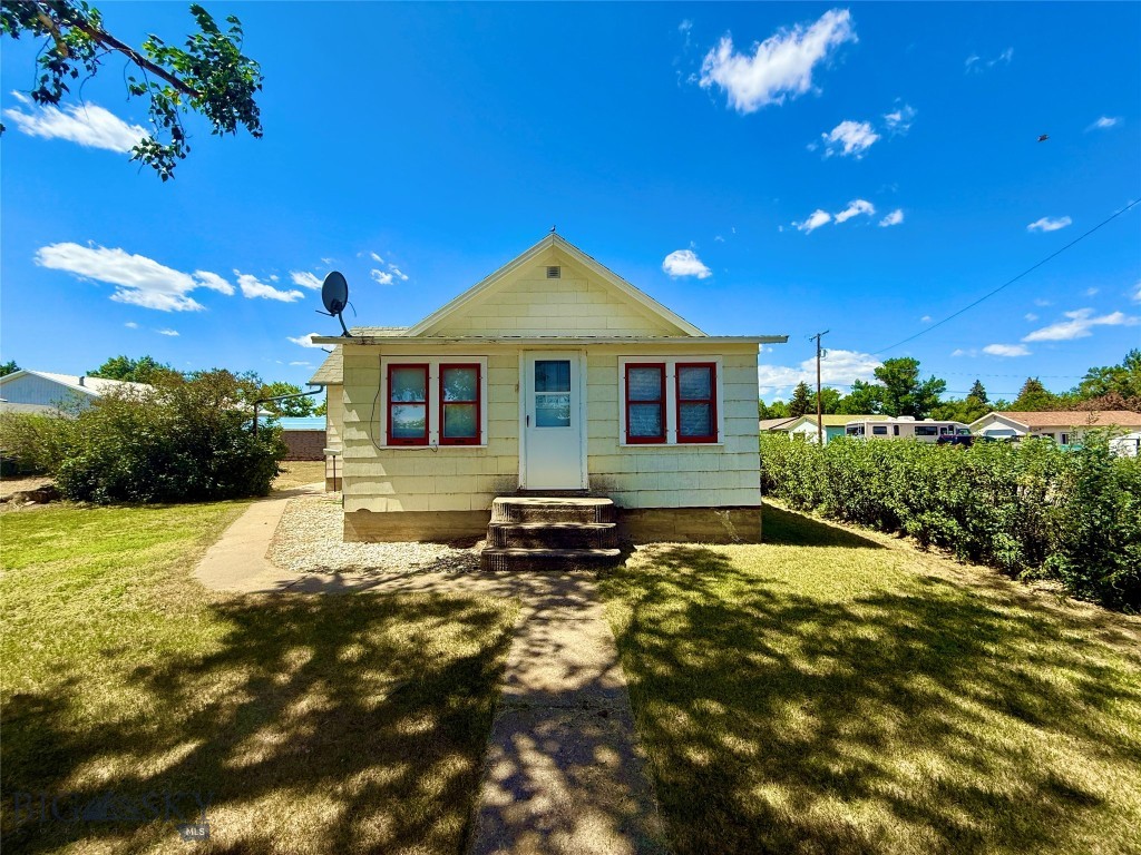 310 3rd Street E Property Photo 1