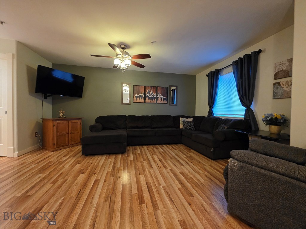 1124 Cruiser Lane J Property Photo 6