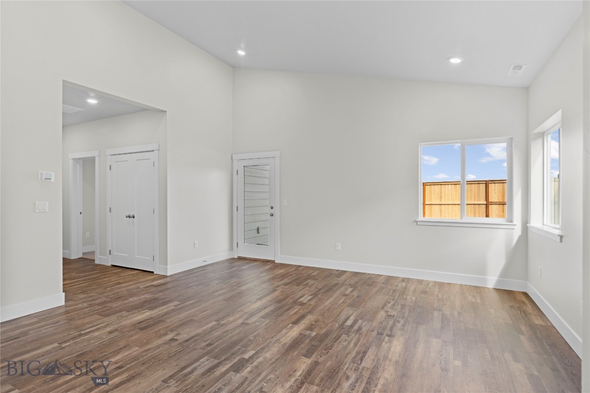 25 N Reliance Ave Property Photo 16